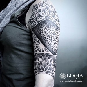 tatuaje-brazo-mandala-geometrico-Logia-Barcelona-Dasly 